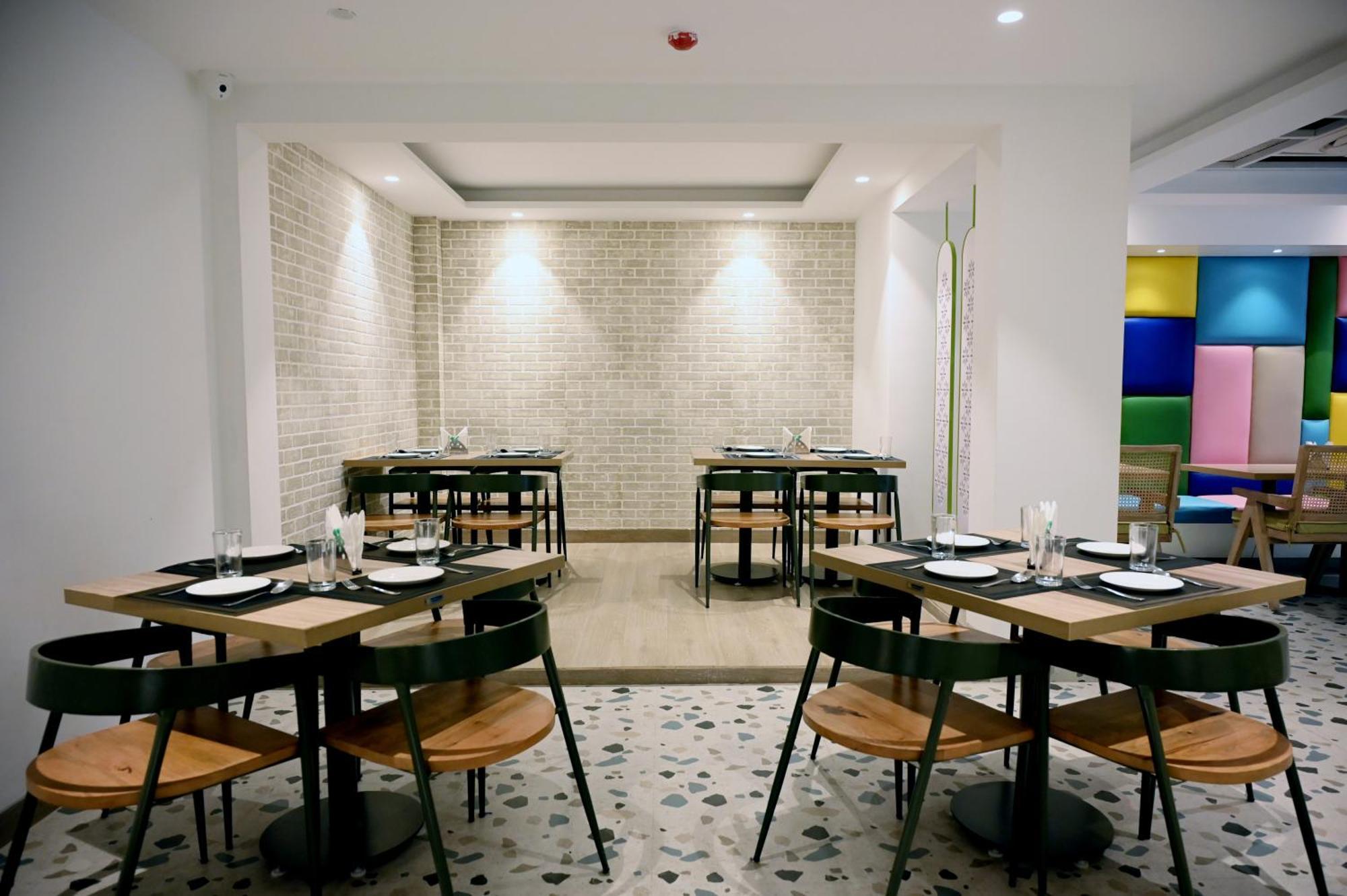 Hotel Le Roi Express Karol Bagh Delhi  Exterior photo